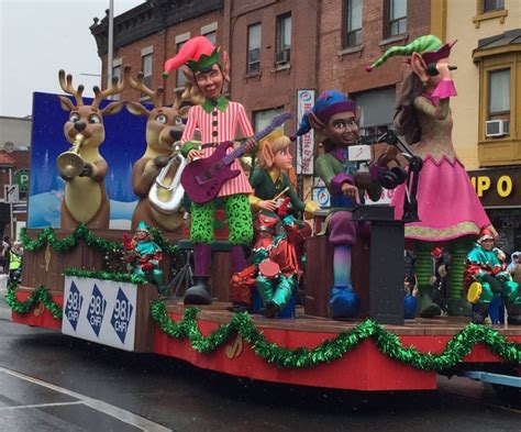 Thousands brave cold, wind to catch glimpse of Santa Claus at Toronto ...