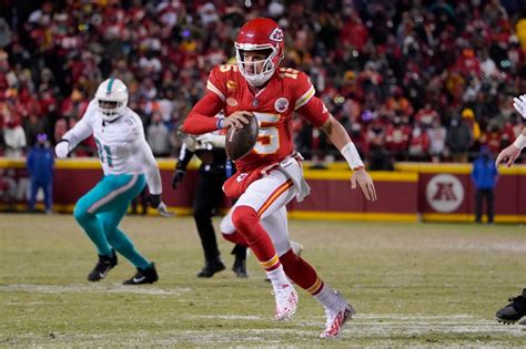 Chiefs’ Patrick Mahomes has helmet shattered during playoff game vs. Miami | WFLA