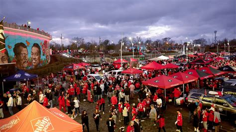 No Tailgating at College Football Championship Is Just One Difference From Bowls - The New York ...