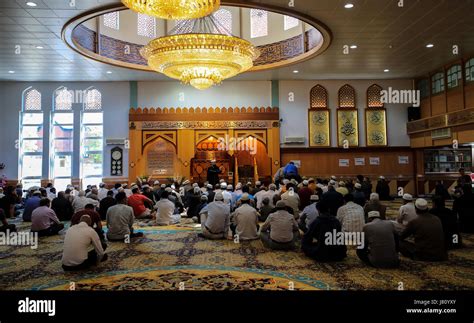 Imam Irfan Chishti speaks to worshippers attending Friday prayers at ...