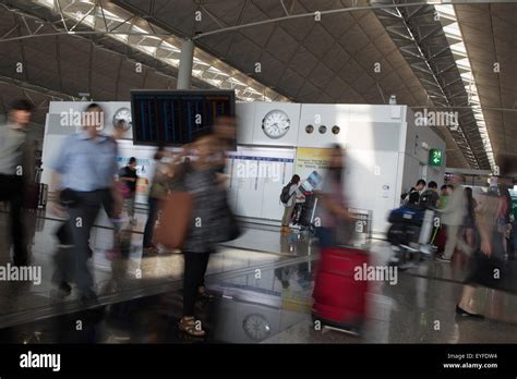 Hong kong airport departures hi-res stock photography and images - Alamy