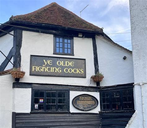 St Albans: England's 'oldest pub' Ye Olde Fighting Cocks closes - BBC News