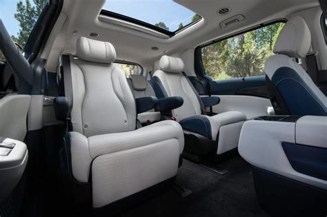 See Interior and Exterior Photos of the 2025 Kia Carnival Hybrid