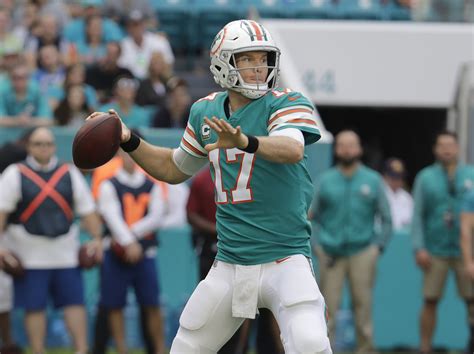 QB Ryan Tannehill says he wants to finish career with Dolphins