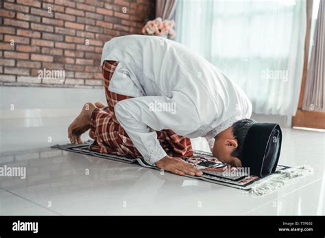 muslim male sujud praying Stock Photo - Alamy