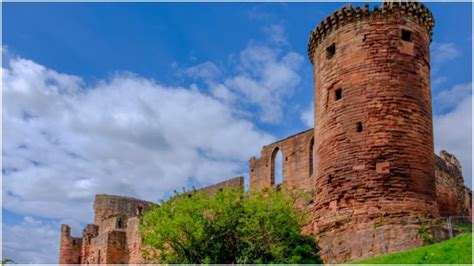 Bothwell Castle, fought over by the English and the Scots for centuries | The Vintage News