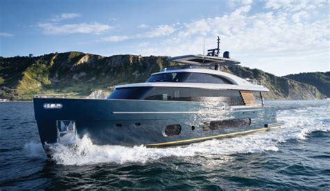 Azimut Magellano 25 Metri review: More to this Italian superyacht than ...