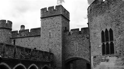 The Tower of London Ghosts: Headless Haunts, Suffocating Sensations and ...