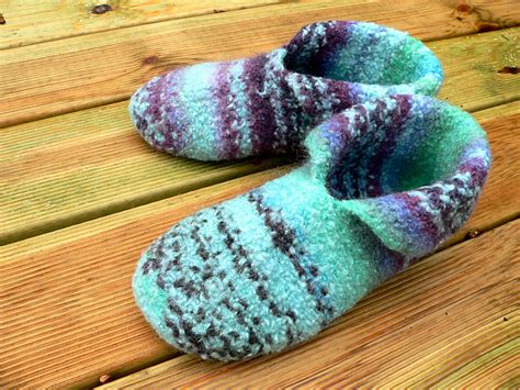 Ravelry: Felt slippers with turn-over pattern by ONline Yarns