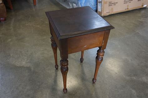 VINTAGE END TABLE W/ DRAWER - Big Valley Auction