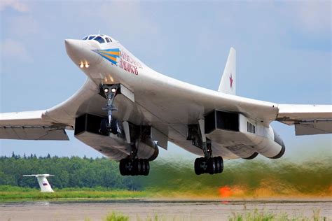 I russi testano ufficialmente il nuovo bombardiere Tupolev, ed il nuovo bombardiere Stealth ...