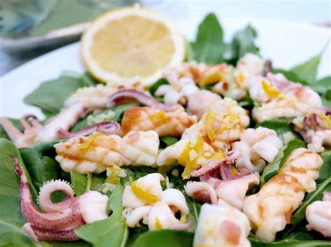 Grilled calamari salad recipe with rocket leaves - Recipe Petitchef