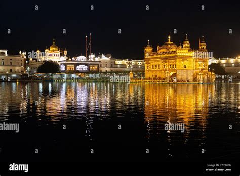 Golden temple (Harmandir sahib) in Amritsar at night Stock Photo - Alamy