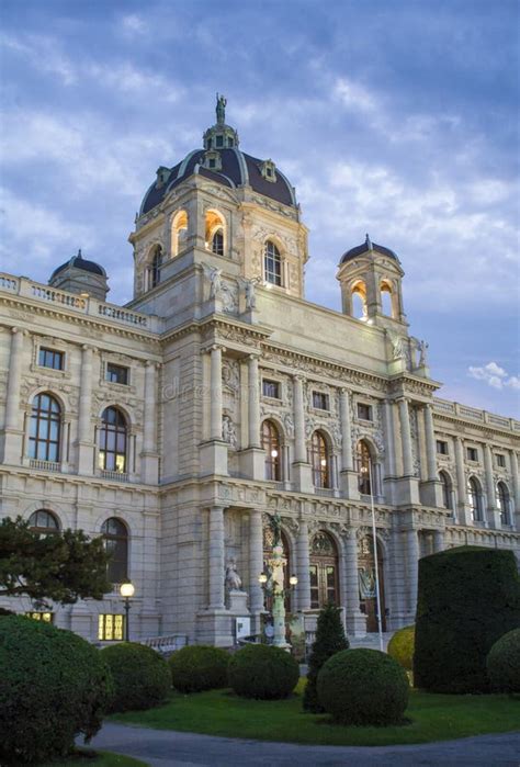 Quadrato Della Maria Theresa a Vienna Museo Di Storia Naturale a Vienna ...