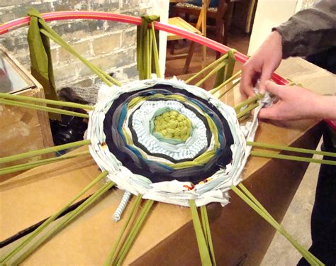 Lyptis Blog: MAKING PRETTY THINGS YOURSELF: HULA HOOP WEAVING