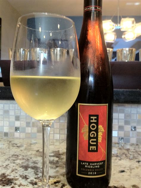 Hogue Late Harvest Riesling Pour - FIrst Pour Wine