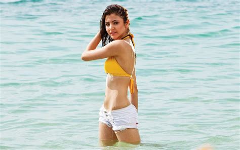 Anushka Sharma Hot Photos: Anushka Bold Dazzling Hot Images!