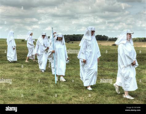 stonehenge druid ceremony solstice pagan rites Stock Photo - Alamy