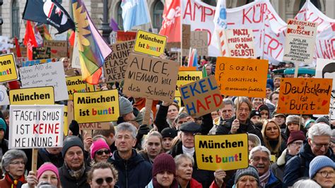 Bundesweite Demos: Zehntausende protestieren gegen Rechts - ZDFheute