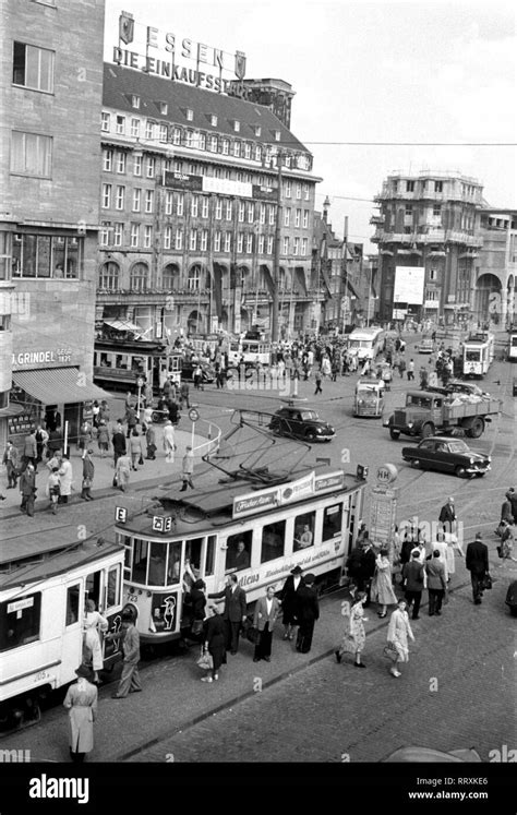 Germany - Deutschland ca. 1950, Bahnhofsplatz in Essen, Menschen an der ...