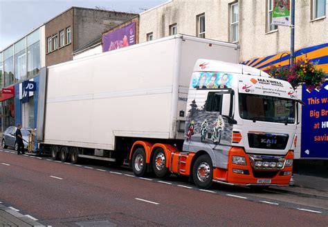 Articulated lorry, Bangor © Rossographer cc-by-sa/2.0 :: Geograph Ireland