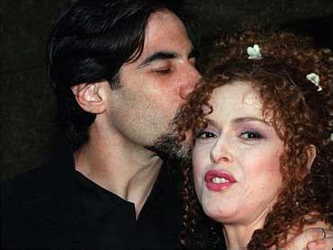 Bernadette Peters' Husband Dies - CBS News