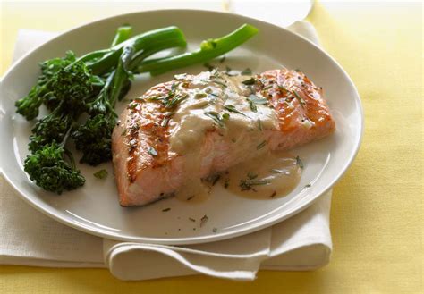 Grilled Salmon Recipe With Lemon and Dill Sauce