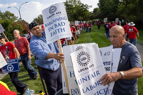 UAW Members Hold Practice Picket Across From Stellantis, 49% OFF