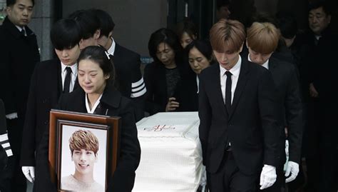 Jonghyun’s Funeral Pics: SHINee Carries His Coffin – Hollywood Life