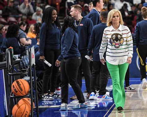 Kim Mulkey outfit: LSU coach draws attention for outfit in Tigers ...