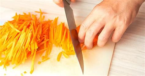 How To Cut Carrots Into Thin Strips? Easy Step-By-Step - Madam Ng Recipe