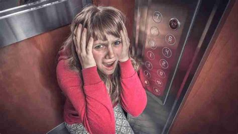 Claustrophobia - Signs, Symptoms, Causes, Types & Treatment