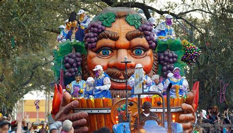 Bacchus Krewe Float | Mardi gras, Christmas ornaments, Holiday decor