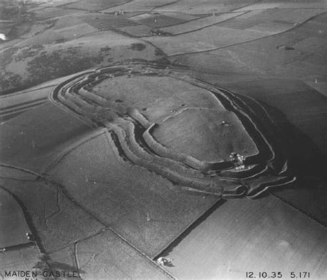 ملف:Aerial photograph of Maiden Castle, 1935.jpg - المعرفة