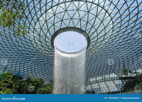 Jewel Changi Airport Waterfall is the Largest Indoor Waterfall in the ...