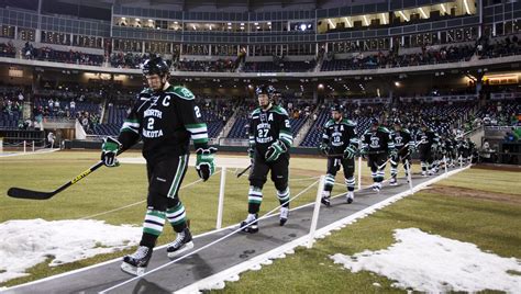 North Dakota upends Neb.-Omaha in outdoor hockey game