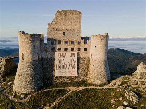 Rocca Calascio, uno striscione di solidarietà alle donne di Iran e Afghanistan - Il Capoluogo