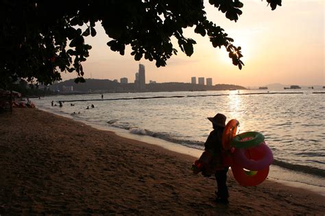 Pattaya Beach day and night – a travel guide – Amazing Thailand