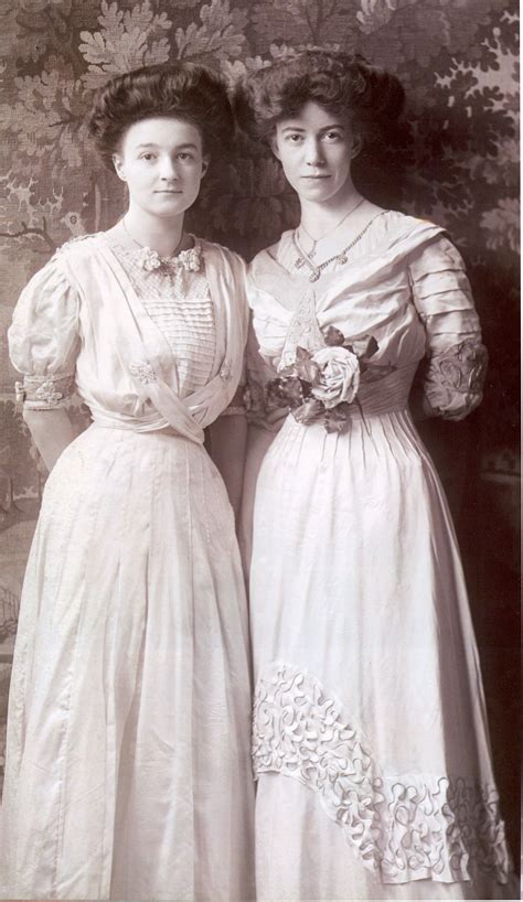 A pair of Edwardian ladies c1905-1910 | Edwardian fashion, Edwardian clothing, Vintage outfits