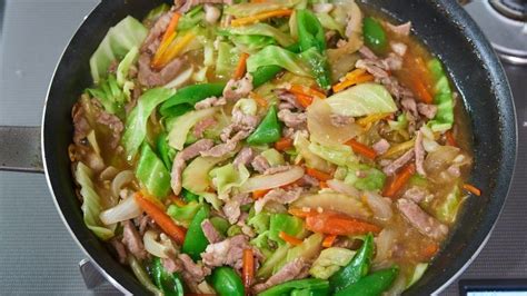 Finish the Chop Suey by adding the sauce and thickening. | Chopsuey ...