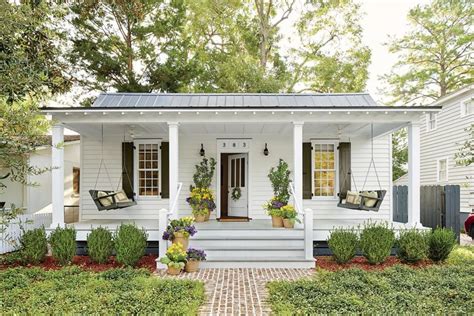 13 Before-And-After Porch Makeovers You Need To See To Believe | House exterior, Small cottage ...