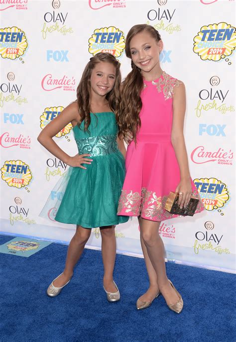 7 Cute Mackenzie & Maddie Ziegler Sister Moments, Because Maddie Isn't ...