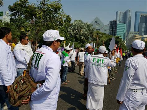 Tolak Pengibaran Bendera OPM Papua, FPI Dan Warga Unjuk Rasa Di Surabaya - Fakta Kini