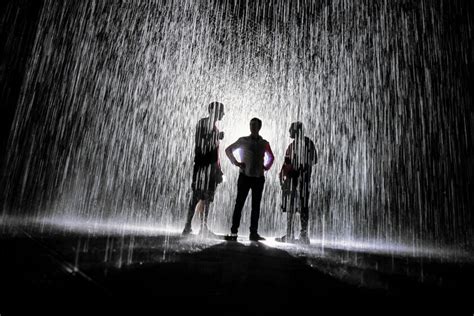 Review: 'Rain Room,' technology's hot-ticket riff on Mother Nature - Los Angeles Times