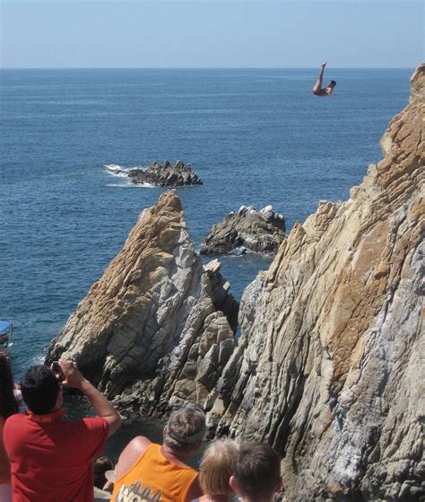 La Quebrada High Cliff Divers in Acapulco – Tour by Van