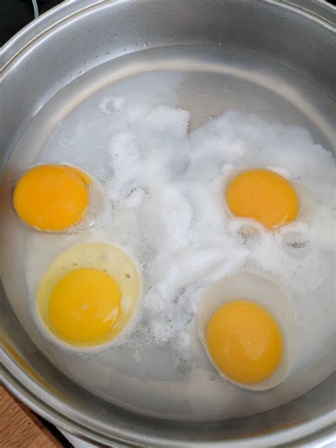 Poaching Fresh Eggs in a Pan of Water. Stock Image - Image of healthy, bubbles: 151478665