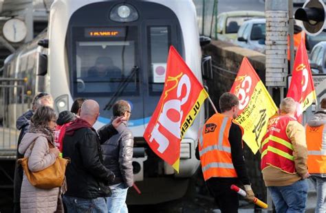 Truckers block roads as French strikes hit weekend travel | Inquirer News