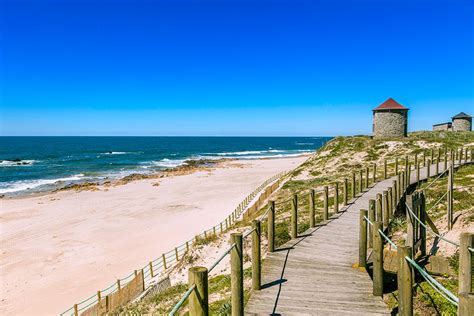 A Praia da Apúlia está inserida numa área de paisagem protegida e é mais conhecida pelos moinhos ...