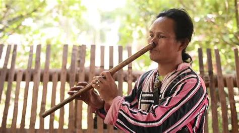 Meet the Filipino tribesman who plays the bamboo flute with his NOSE ...