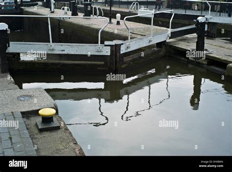 Camden town canal Lock gate with yellow cast iron mooring bollards painted yellow Stock Photo ...